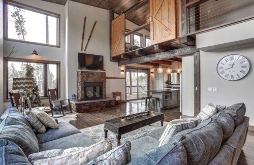 Lead House | Bearded Wonder – Hot tub, shuffleboard, foosball & modern rustic mountain luxury!