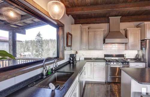 Lead House | Bearded Wonder – Hot tub, shuffleboard, foosball & modern rustic mountain luxury!