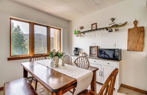 West Dover Condo | 'Bearfoot Apres' Mtn-View Condo < 1 Mi to Mt Snow!