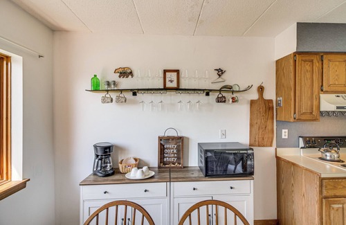 West Dover Condo | 'Bearfoot Apres' Mtn-View Condo < 1 Mi to Mt Snow!