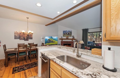 Big Bear Lake Condo | Bearfoot by the Bay By Destination Big Bear: Cozy Mountain 3 Bed Condo! Community Tennis Courts !HOT TUB & Seasonal Pool! Close to Big Bear Marina’s & Village!