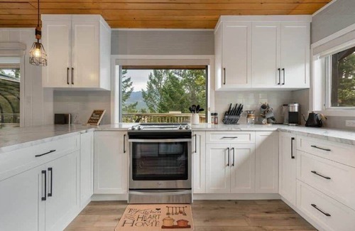 East Kootenay Cabin | Bearfoot Lodge | No Service Fees | Ping Pong