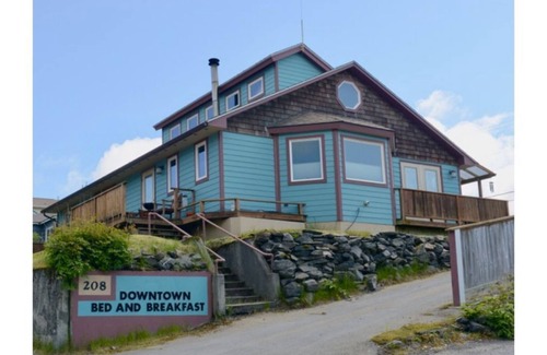 Kodiak Apartment | BEARS, BIRDS, AND WHALES. n Room 2 with a Car and more.