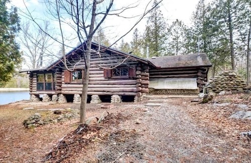 Rideau Lakes Cabin | Bears Log Cabin Retreat - private oasis on the tranquil Rideau Lakes System!