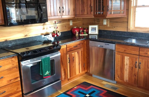 Skyland Cabin | BEARWALLOW DEN -NEAR ASHEVILLE - HENDERSONVILLE LUXURY MOUNTAIN CABIN - 2 KING