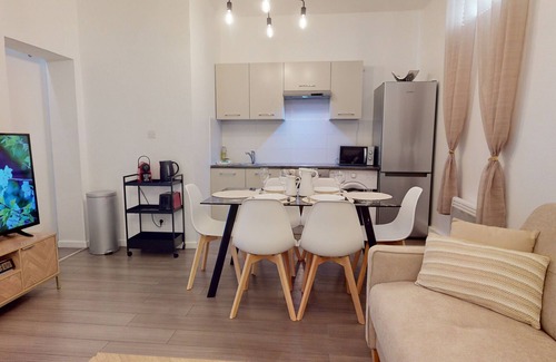 Poincare Apartment | beau bourg quartier halles 2br