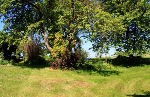 Lalendorf House | Beautiful house and garden with trampoline