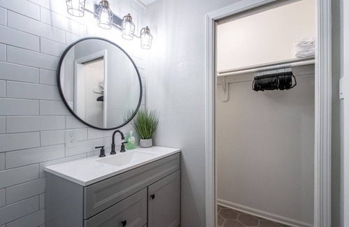 Benton House | Beautiful 1 BD 1Bath Close to Everything Newly Remodeled