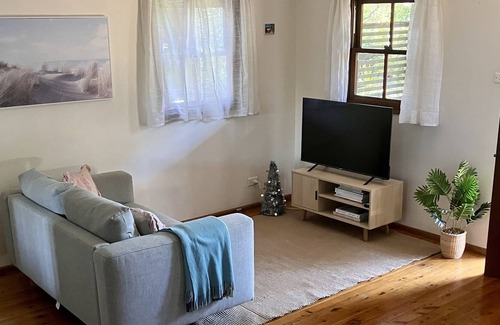 Forestville Cabin | Beautiful 1 Bedroom Cabin, located in Forestville in Sydney's Northern Beaches..