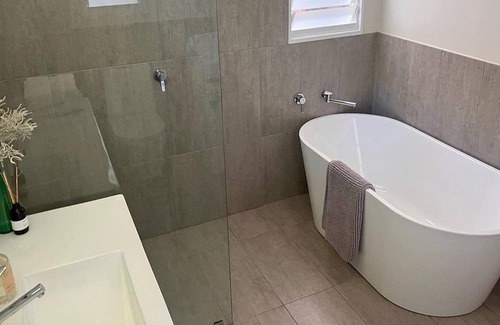 Forestville Cabin | Beautiful 1 Bedroom Cabin, located in Forestville in Sydney's Northern Beaches..