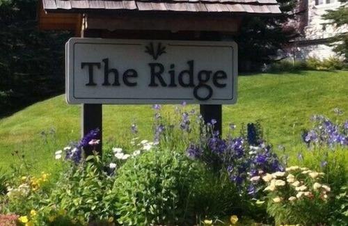 Elkhorn Village Condo | Beautiful 1 Bedroom Renovated Elkhorn Condo