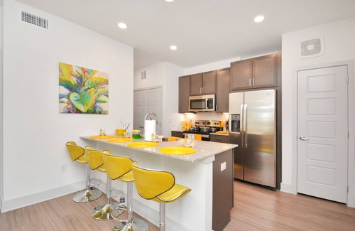 Spring Apartment | Beautiful 1BD/Pool View Apt