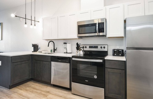 Elizabeth Apartment | Beautiful 1BR Close to Airport 7309