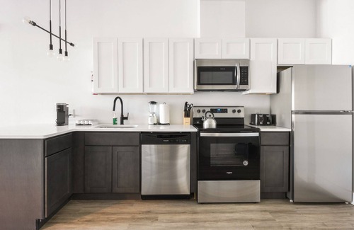 Elizabeth Apartment | Beautiful 1BR Close to Airport 7309