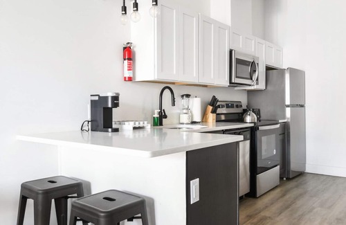 Elizabeth Apartment | Beautiful 1BR Near Airport 9869