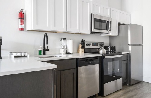 Elizabeth Apartment | Beautiful 1BR Near Airport 9869