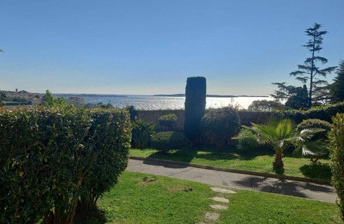 La Croix des Gardes Apartment | Beautiful 2/3-room apartment, terrace, pool, view of boats and islands.