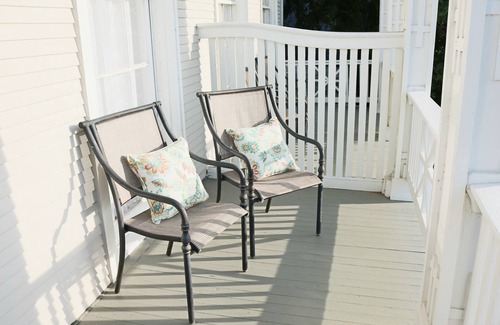 Lower Garden District Condo | Beautiful 2 BD w/Balcony, 1 Block off St. Charles