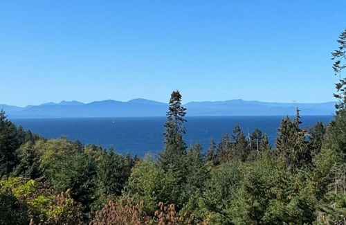 Bowen Island House | Beautiful 2-bdrm home with ocean & sunset views
