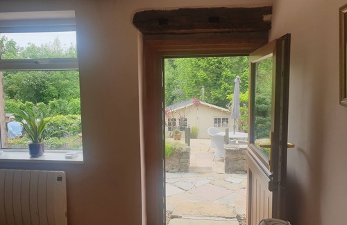 Hurst Green Cottage | Beautiful 2-Bed Cottage in Hurst Green