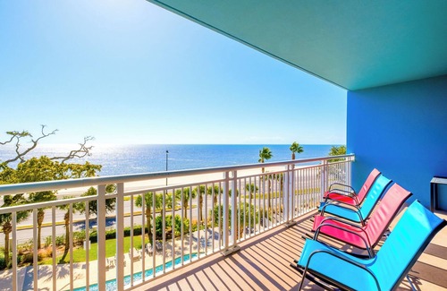 Gulfport Condo | Beautiful 2 Bedroom /2 Bathroom Condo w/Bonus Overlooking the Gulf LT2-403