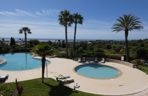 Alfarrobeira Apartment | Beautiful 2 Bedroom Apartment with Sea View near the Golf for 4 People