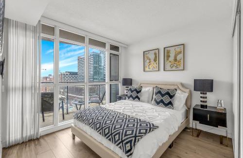 CityPlace Apartment | Beautiful 2 Bedroom Downtown Toronto Condo with free parking