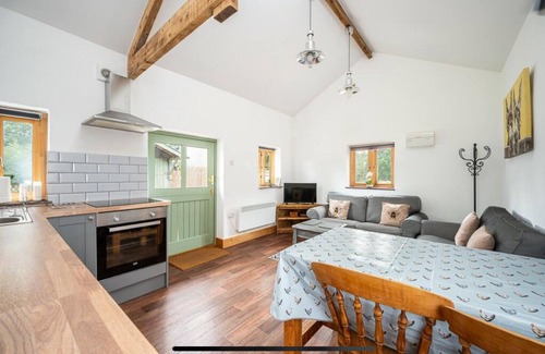 Usk Cottage | Beautiful 2 bedroom Stable conversion, Private HotTub, Dog Friendly