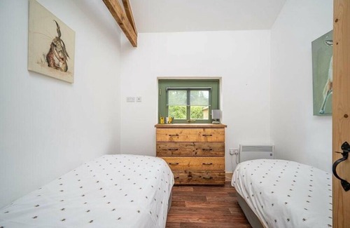Usk Cottage | Beautiful 2 bedroom Stable conversion, Private HotTub, Dog Friendly