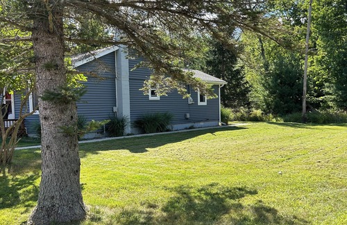 Tawas City Cabin | Beautiful 2-bedroom cabin in East Tawas