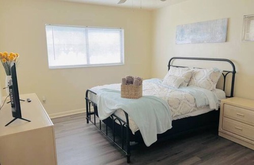 Gainesville House | Beautiful 2 bedroom unit across from UF stadiumn