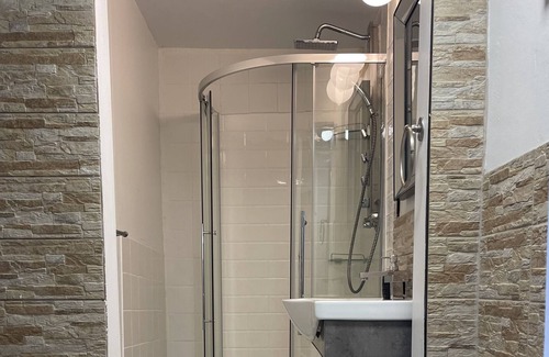 Laval Apartment | Beautiful 2 beds/1bath - 2 mins from Montreal - apartment in the heart of laval!