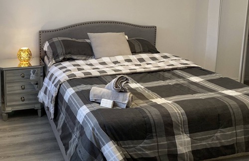 Laval Apartment | Beautiful 2 beds/1bath - 2 mins from Montreal - apartment in the heart of laval!