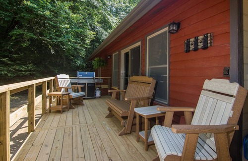 Gatlinburg - Pigeon Forge Cabin | Beautiful, 2 CreeksMeet, SuperFast Free WiFi, NFL Sunday, Arcade, Fishing&2Pools