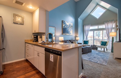 Belltown Condo | Beautiful 2 Story Penthouse @ the Heart of Seattle! with Pool and Free Parking