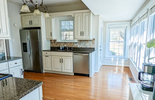 Marion House | Beautiful 2bd/2ba house in Downtown Marion minutes to Blueridge Pkwy/Lake James