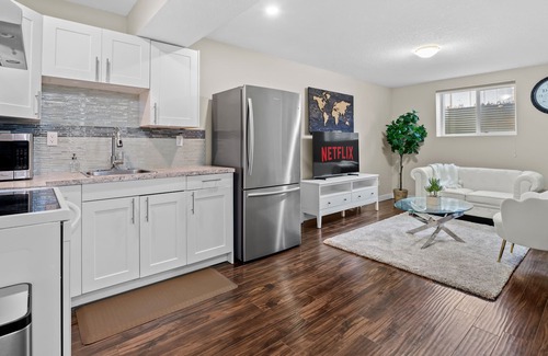 Northwest Calgary House | Beautiful 2Bedroom Basement Suite (free wifi/Parking)
