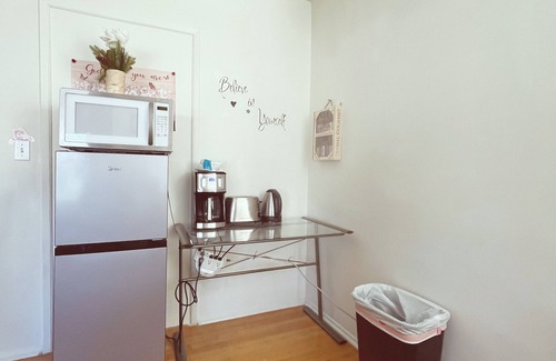 Bonita House | Beautiful 2BR 1BA Home/Smart TVs, Bidet, Kitchenette, Free Wi-Fi & Parking