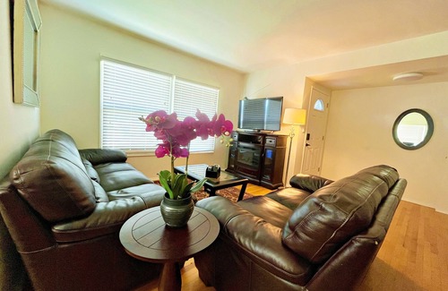 Bonita House | Beautiful 2BR 1BA Home/Smart TVs, Bidet, Kitchenette, Free Wi-Fi & Parking