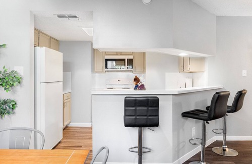 Hancock Apartment | Beautiful 2BR 5 Mins to UT 8379
