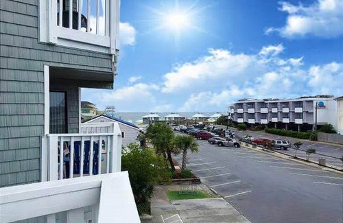 Wrightsville Beach Condo | Beautiful 2nd floor unit with ocean views and 2 minute walk to the beach.