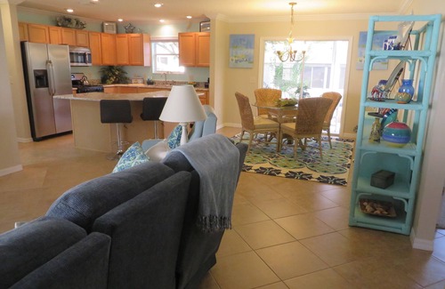 Woodbury House | Beautiful 3/2 designer home, pet friendly, free WiFi, golf cart, hot tub