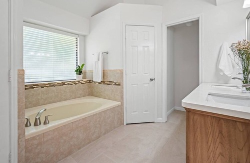Grapevine House | Beautiful 3 Bed 2 Bath in Grapevine