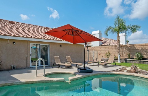 Bermuda Dunes House | Beautiful 3 bedroom, 2.5 bathroom and a swimming pool with jacuzzi.