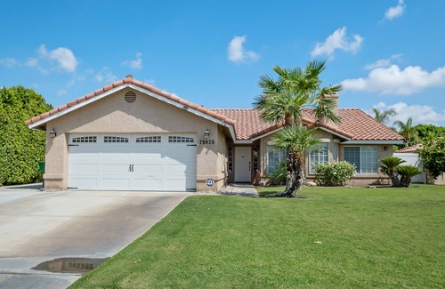 Bermuda Dunes House | Beautiful 3 bedroom, 2.5 bathroom and a swimming pool with jacuzzi.