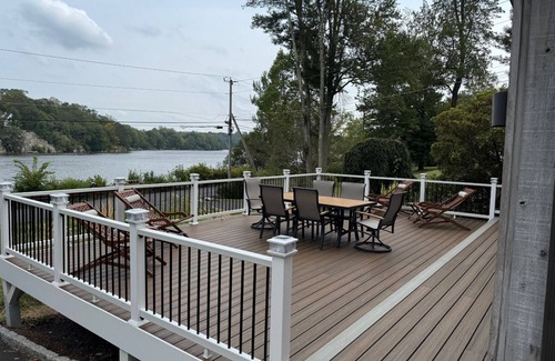 Ridgefield House | Beautiful 3 Bedroom Lake House