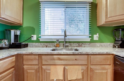 Alexandria West Apartment | Beautiful 3 bedrooms and 2 baths with free parking