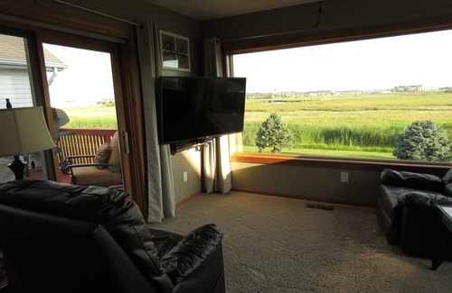 Lincoln House | Beautiful 3 BR home with easy access to I-80 and 10 minutes to downtown.