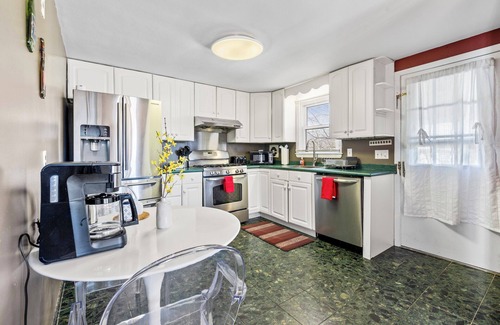 Waltham Apartment | Beautiful 3BD/1BA apartment W Parking 1337