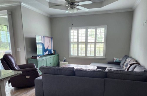 St. Marys House | Beautiful 3bed two bathroom home near to Kingsbay Base and shopping center.